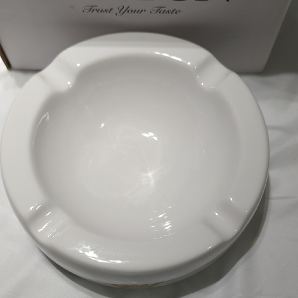 White and Gold Ceramic ASHTON CIGAR Ashtray.. Amazing And New!!! - Picture 3 of 10